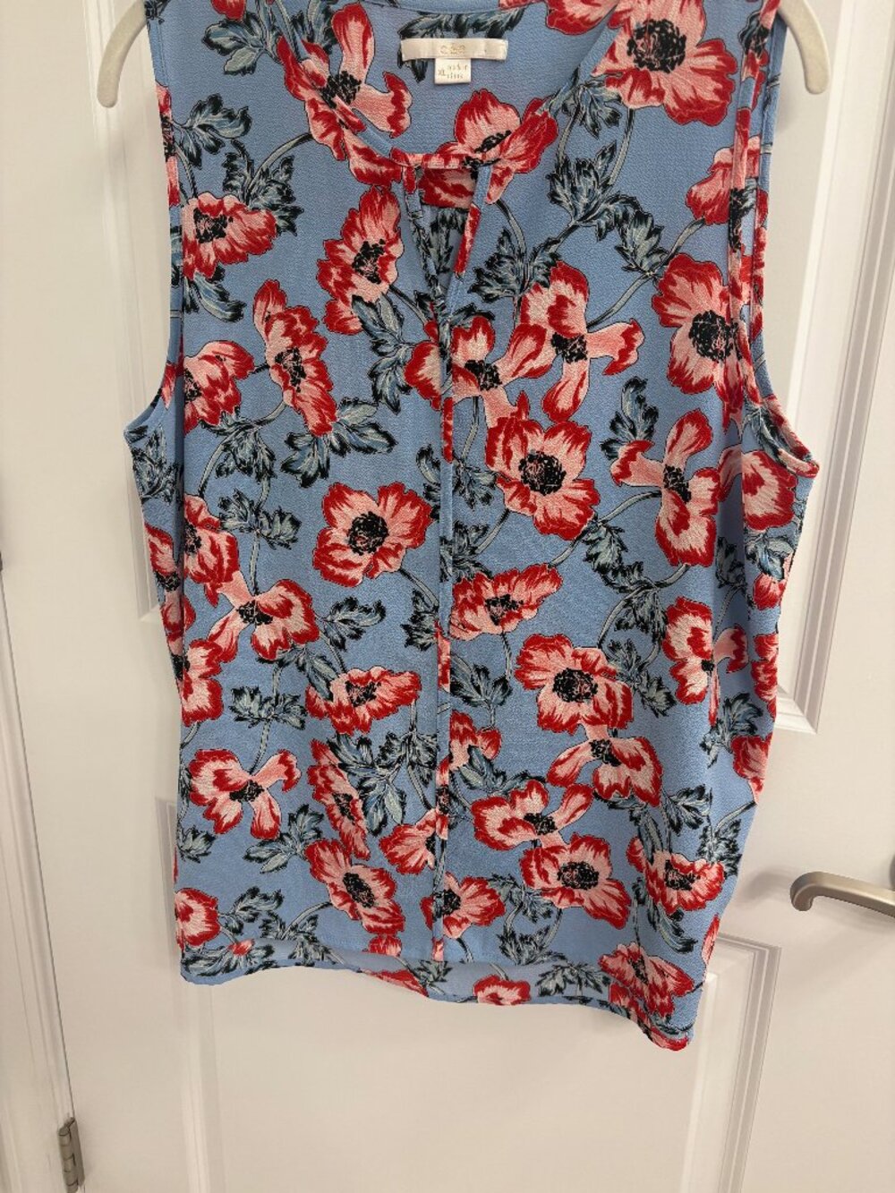 c & e  Sleeveless Blouse XL Blue W/Pink & Red Flowers Notch at Neck